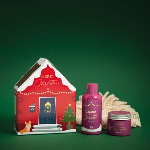 Kolmen tuotteen lahjasetti jossa vartalovoi, Shower Gel ja Pesukukka